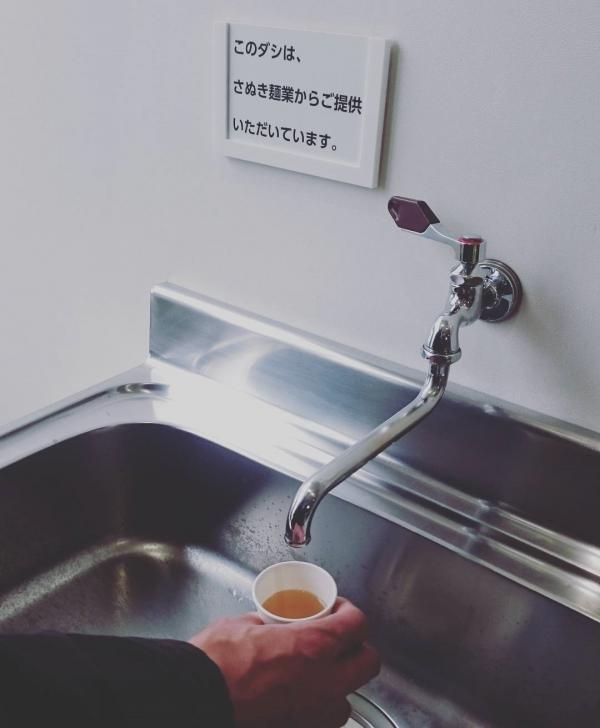 日本機場有寶！ 驚喜發現水龍頭出「烏冬湯」